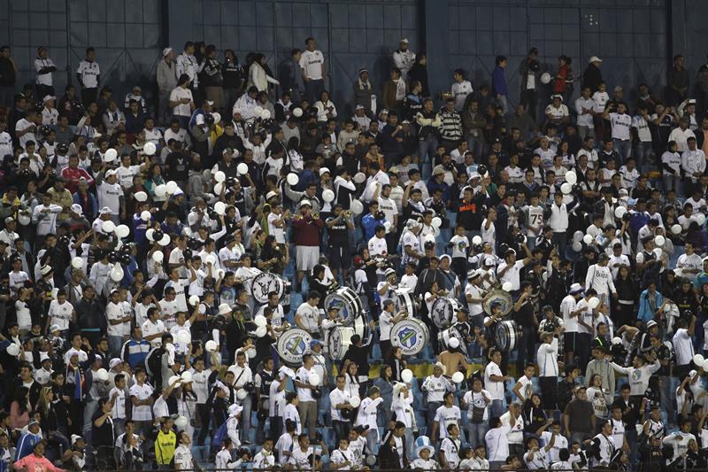 Los seguidores de Comunicaciones llegaron a apoyar a su equipo frente al deportivo Petapa, el sábado recién pasado al Mateo Flores. (Foto Prensa Libre: Jesús Cuque)