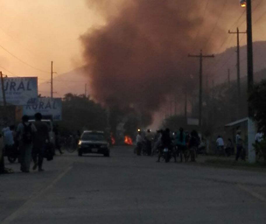Protesta en una de las calles de El Estor. (Foto Prensa Libre: Cortesía).