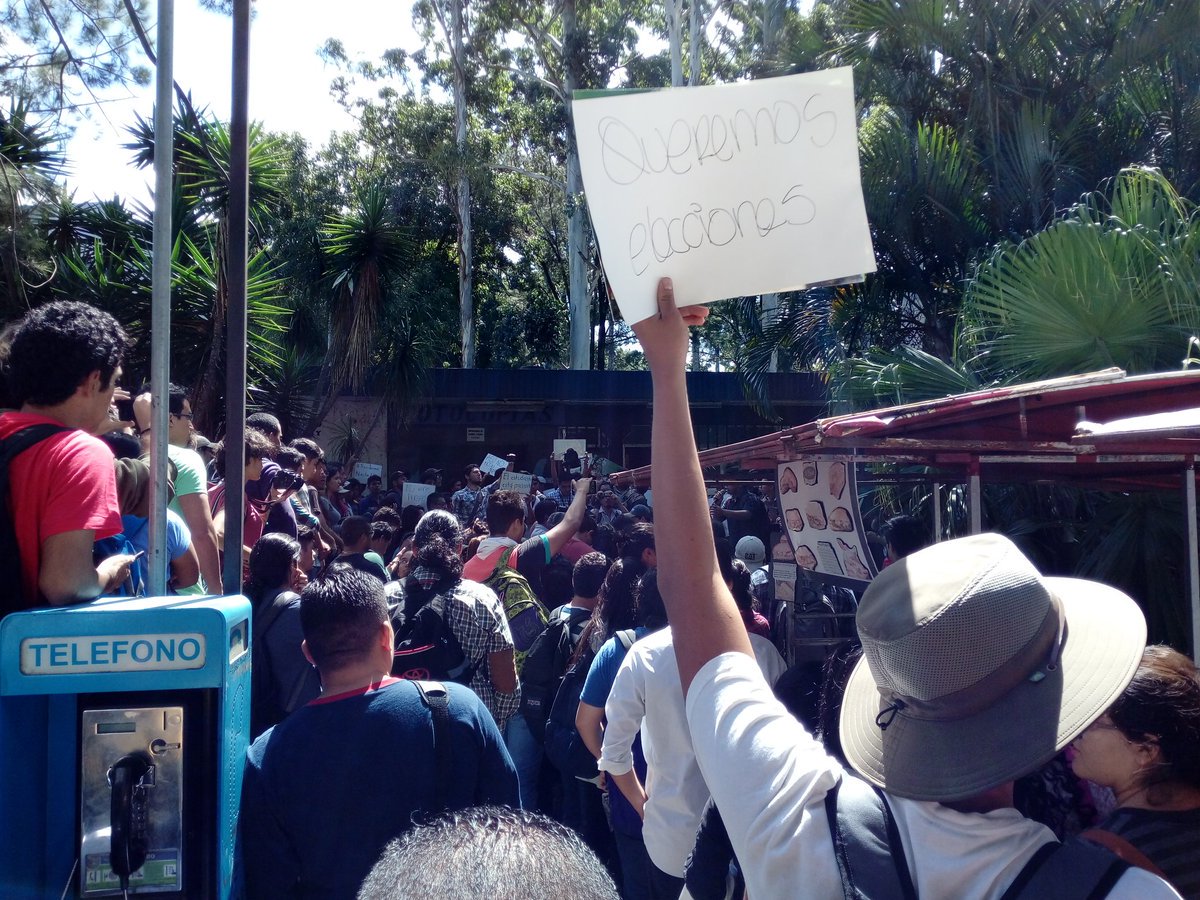 El 20 de septiembre último, estudiantes manifestaron frente a la sede de la AEU. (Foto Prensa Libre: @UsacEsPueblo)