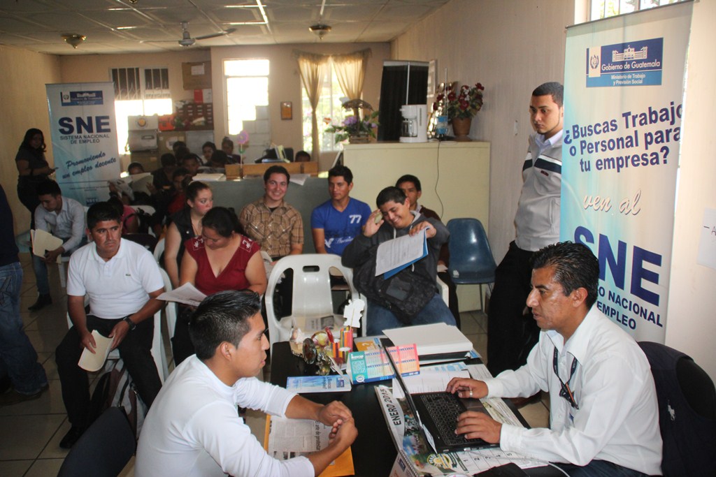 Miles de pobladores de Huehuetenango acuden a buscar empleo. (Foto Prensa Libre: Mike Castillo)