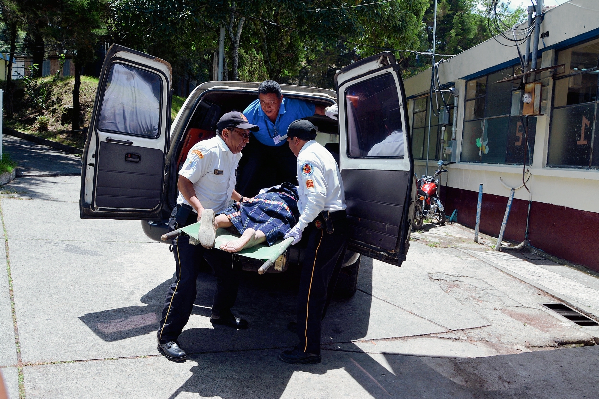 María Cotiy  Tzaj fue llevada a la emergencia del Hospital Nacional de Sololá. (Foto Prensa Libere: Édgar René Sáenz)