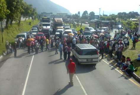 Bloqueo de maestros en el kilómetro 34 de la ruta al Pacífico, cruce a San Vicente Pacaya, Escuintla. (Foto Prensa Libre: Enrique Paredes)