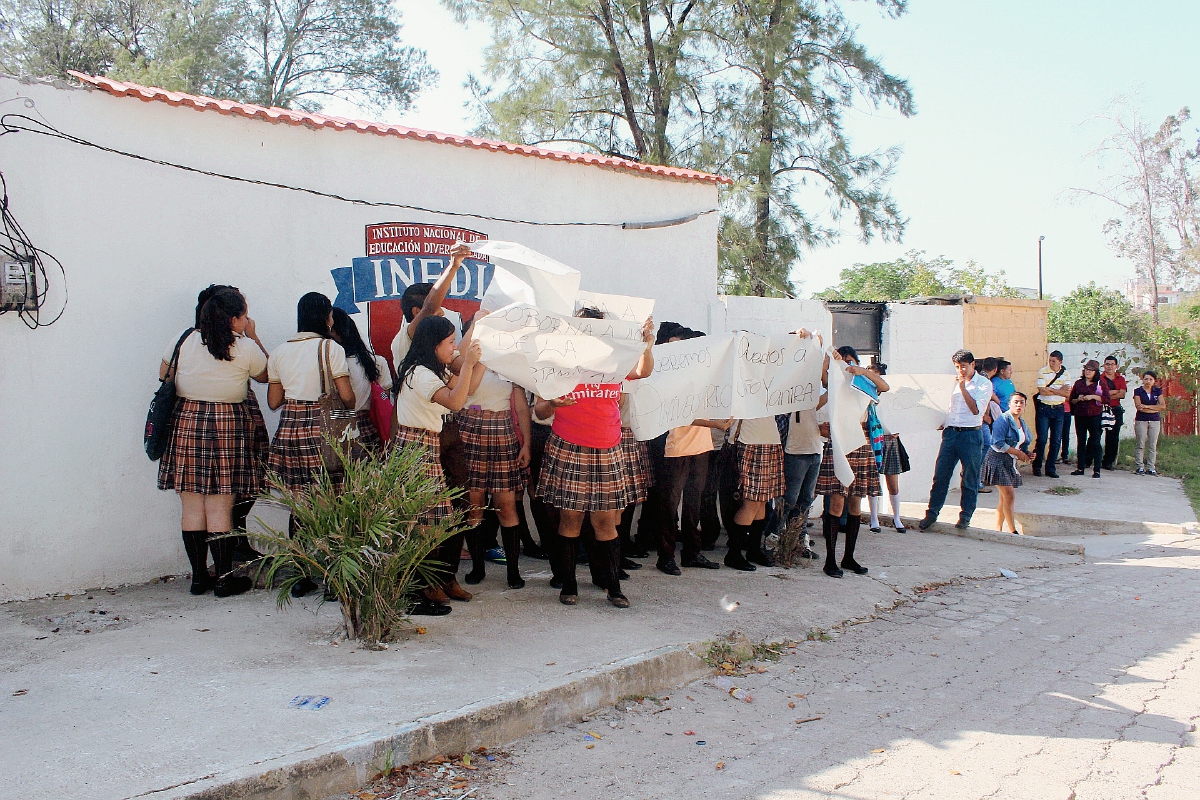 Estudiantes del Instituto Nacional de Educación Básica protestan en la ciudad de Jutiapa para pedir destitución de directora. (Foto Prensa Libre: Óscar González)