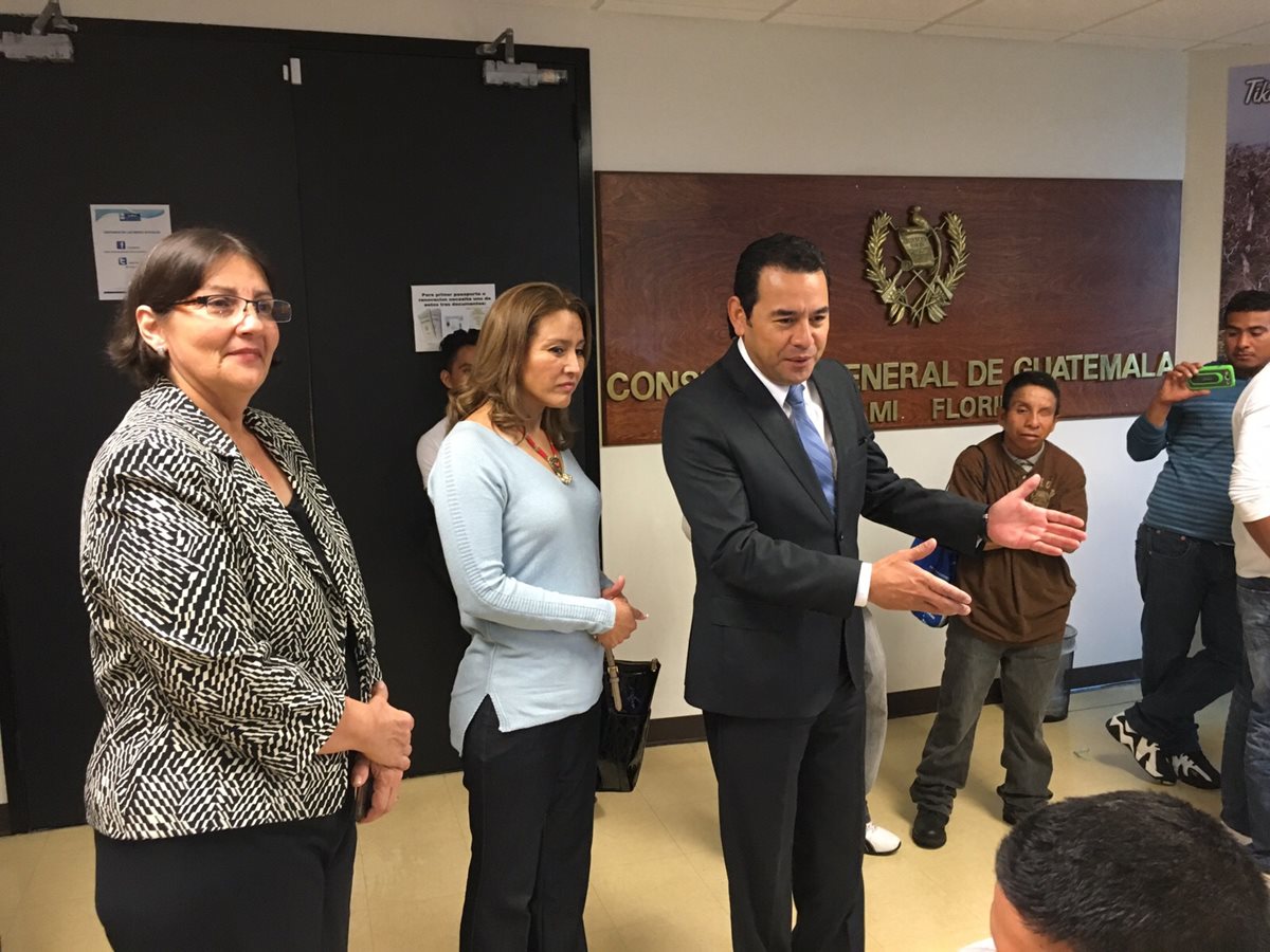 Jimmy Morales junto a su esposa Hilda Marroquín, visitan el consulado general de Guatemala en Miami, Florida. (Foto Prensa Libre: Cortesía)