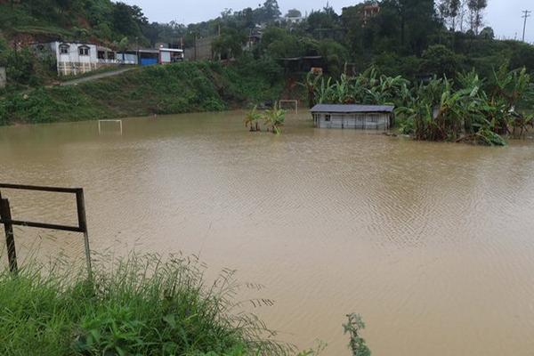 Inundaciones afecta a miles de personas en Alta Verapaz. (Foto Prensa Libre: Eduardo Sam).