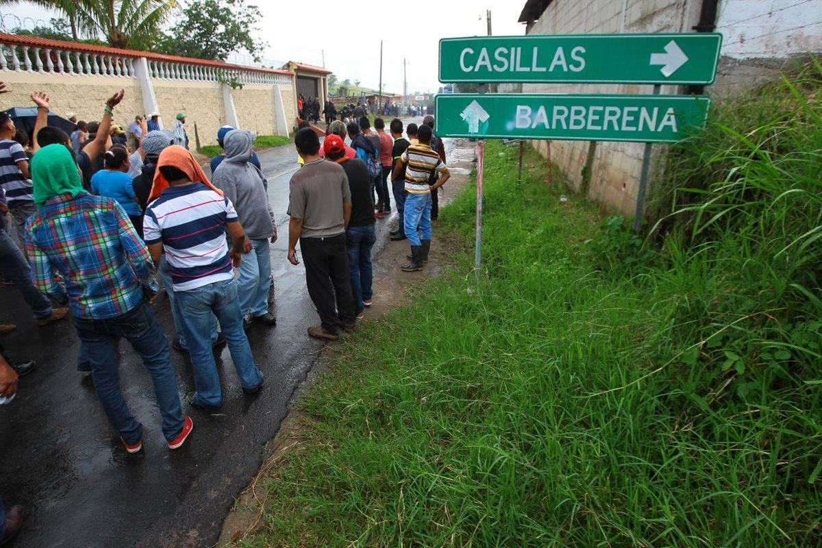 A pesar de los disturbios, pobladores continúan manifestando en el municipio. (Foto Prensa Libre: Álvaro Interiano)