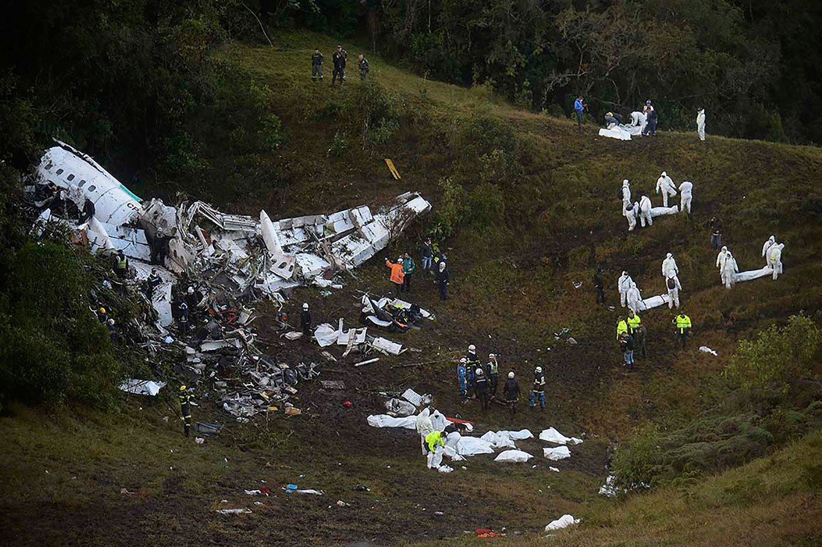 Panorámica de la tragedia aérea que acabó con la vida de 75 pasajeros. (Foto Prensa Libre: AFP).