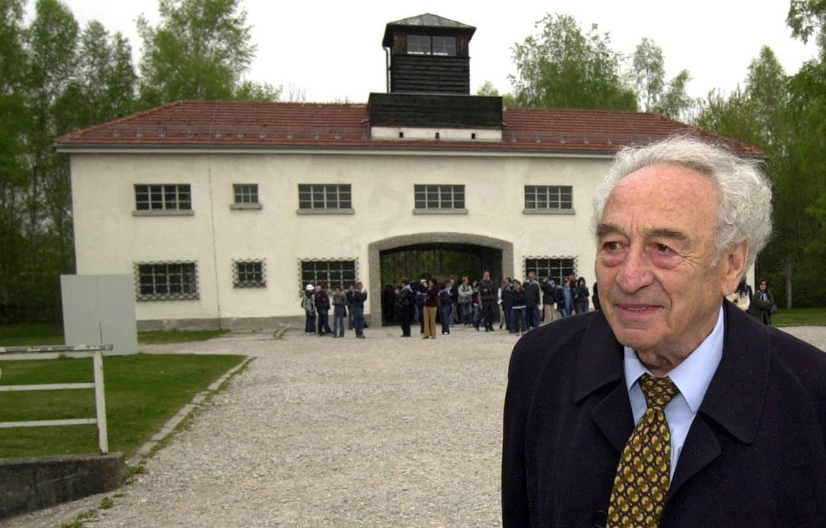 Foto de archivo que muestra a Max Mannheimer cuando visitó el campo de concentración en Dachau, Alemania, donde vivió parte del martirio nazi. (Foto Prensa Libre: EFE).