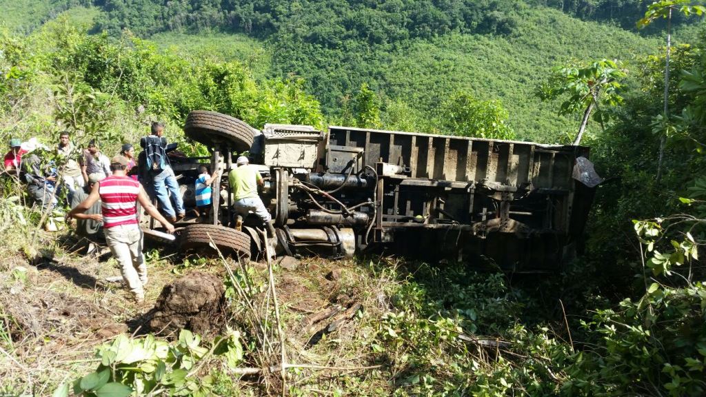 Camión volcó en Panzós, Alta Verapaz cuando transportaba trabajadores hacia Tactic. (Foto Prensa Libre: Eduardo Sam)