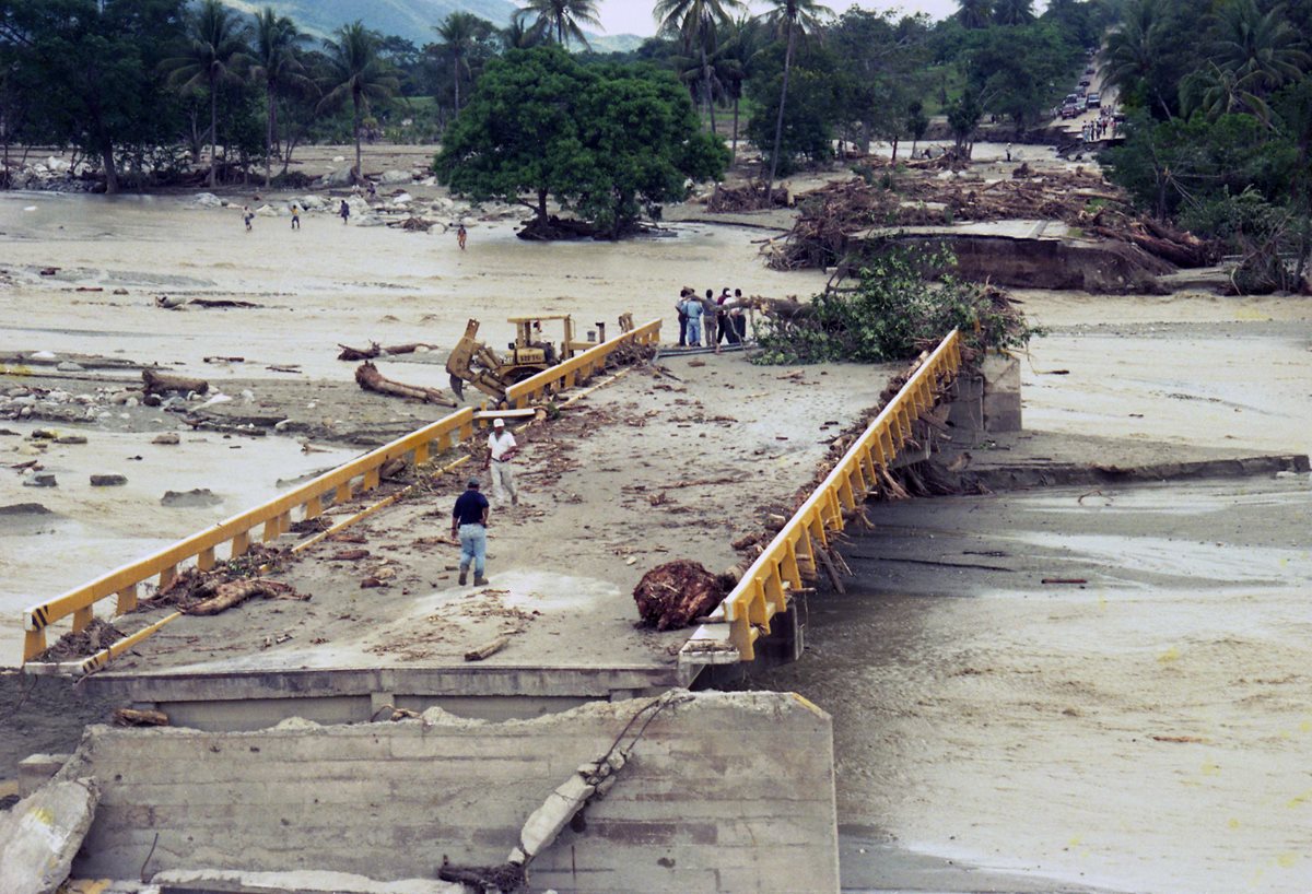 El huracán Mitch, uno de los ciclones tropicales más poderosos y mortales que se han registrado, en Centro America el cual a durado del 22 de octubre al 5 de noviembre 1998.produjo en Guatemala destrucción y desolación . (Foto: Prensa Libre: Hemeroteca PL)
