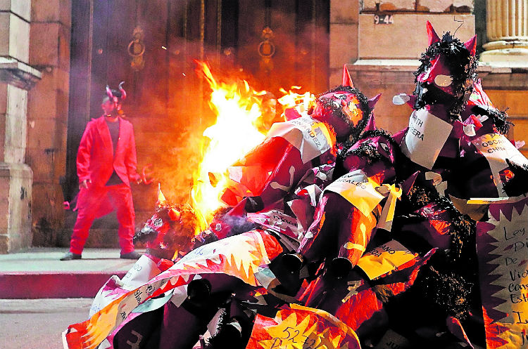 Integrantes de organizaciones quemaron una pila de figuras del diablo frente a la sede del Congreso de la República, para simbolizar la quema de la corrupción.