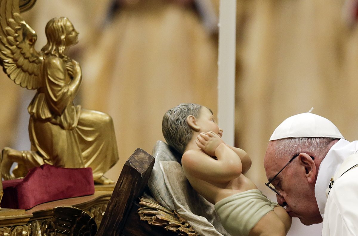 El papa Francisco oficia este jueves la tradicional Misa de Gallo en el Vaticano. (Foto Prensa Libre: AP).