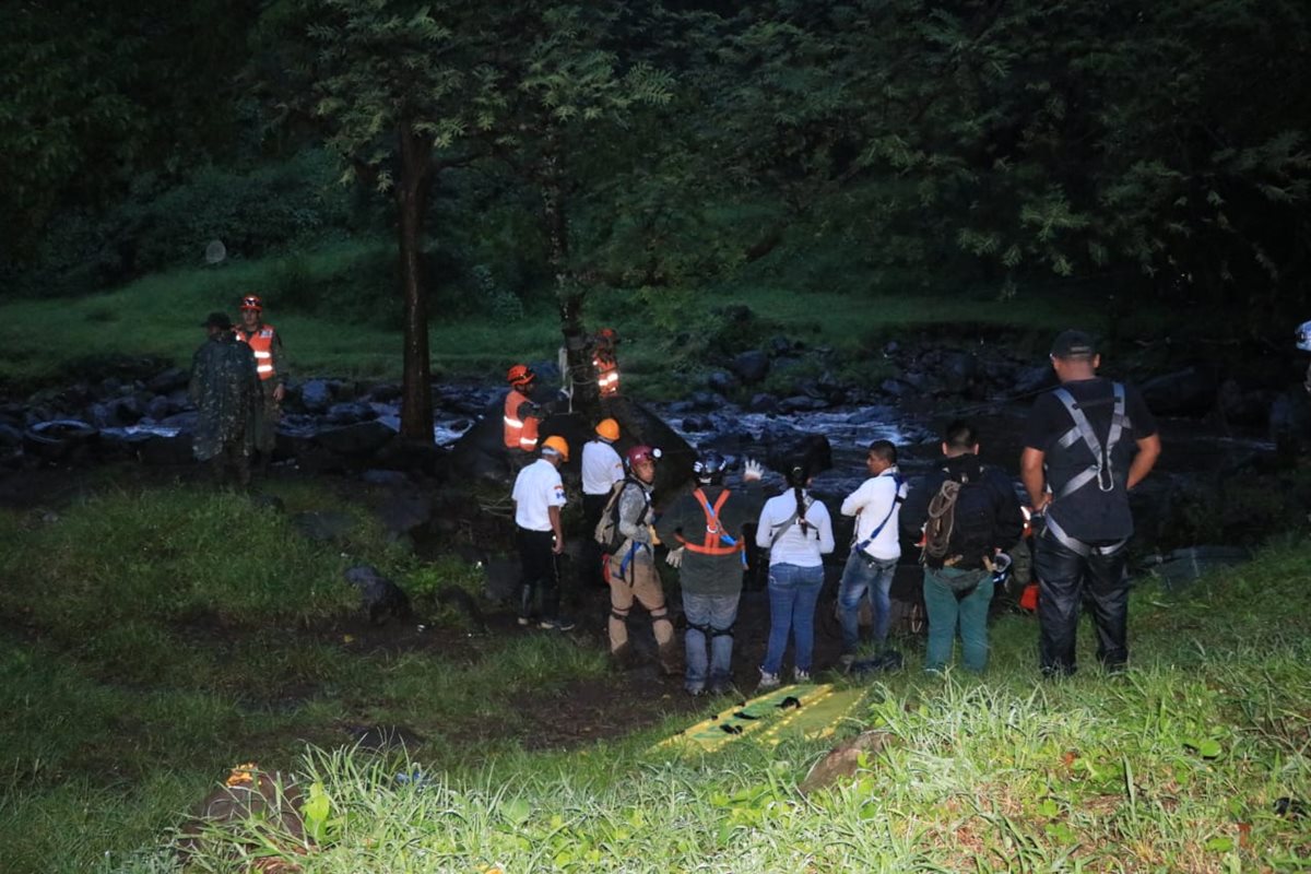 Por la crecida del río Cantil, en Escuintla, el rescate de un grupo de turistas fue complicado. (Foto Prensa Libre: Carlos Paredes)