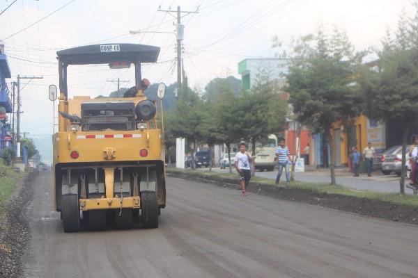 Máquina repara la calle principal de Cobán, Alta Verapaz.