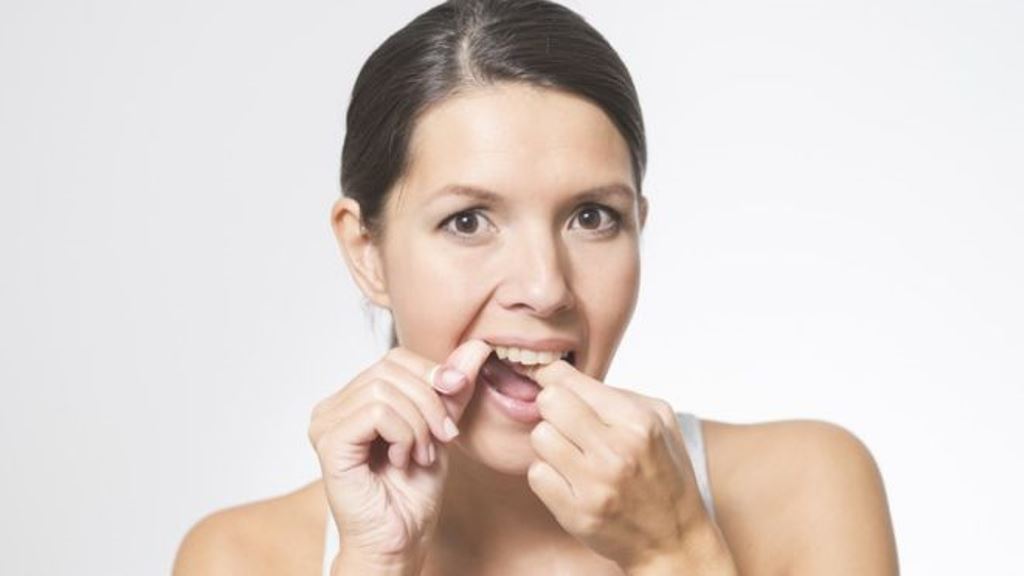 Las pruebas sobre la efectividad del hilo dental son "muy débiles", según una investigación de Associated Press, que analizó 25 estudios sobre el tema en la última década. (THINKSTOCK)