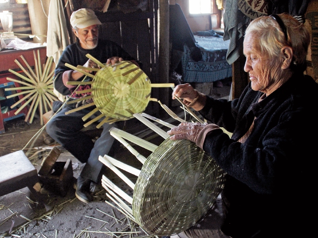 Durante años, los esposos José Luis Alquijay Téllez y María del Carmen Ruiz Gudiel elaboran canastas de caña. (Foto Prensa Libre: Mike Castillo)