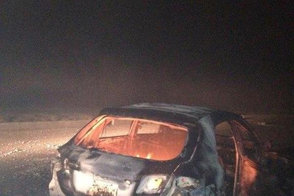 El vehículo de una familia fue quemado por desconocidos que también los asaltaron en la aldea Pujujil, Sololá. (Foto Prensa Libre: Ángel Julajuj)