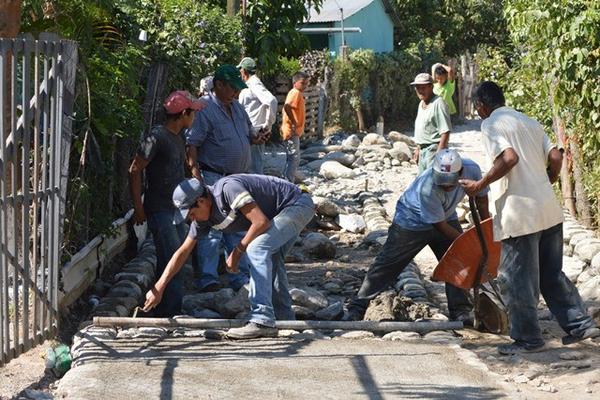 Pobladores reparan tramo de calle del caserío Los Tanques, Río Hondo, Zacapa. (Foto Prensa Libre: Víctor Gómez)