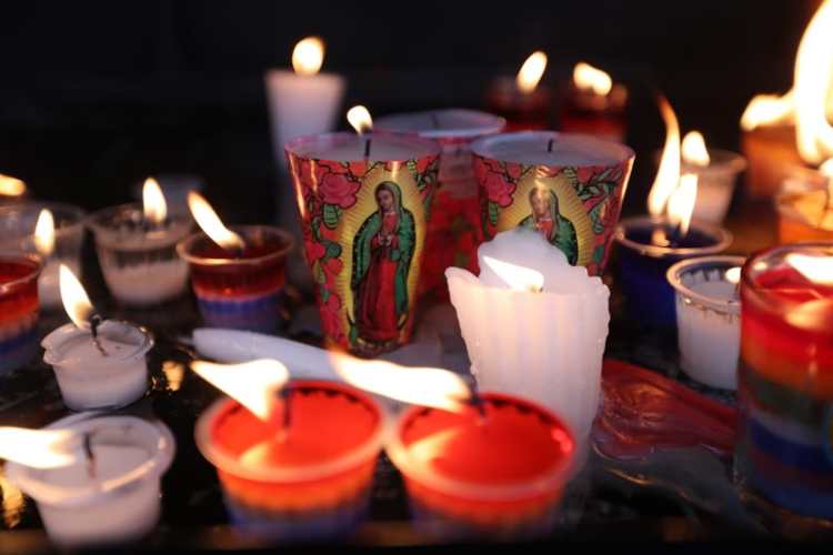 En los laterales del Santuario, miles de velas son encendidas para realizar diferentes peticiones a la Virgen.