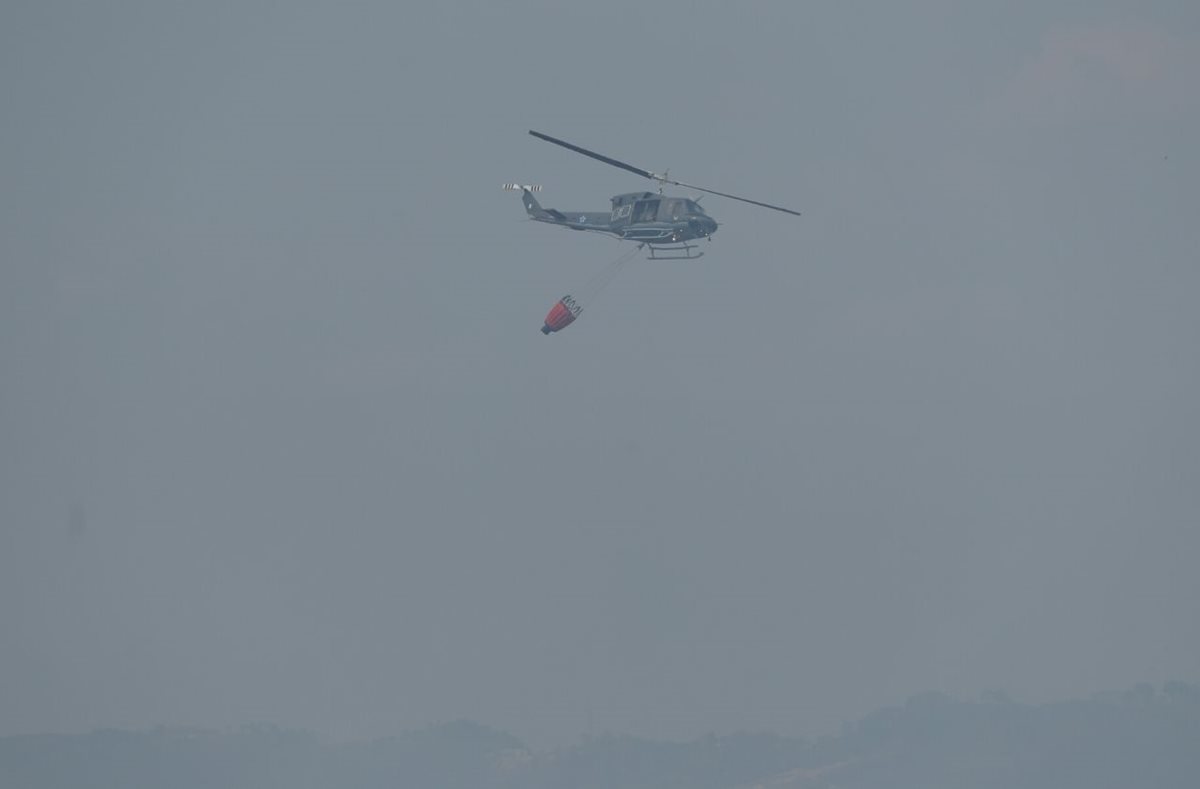 El helicóptero también fue utilizado para descargar agua en el sector y combatir el incendio.