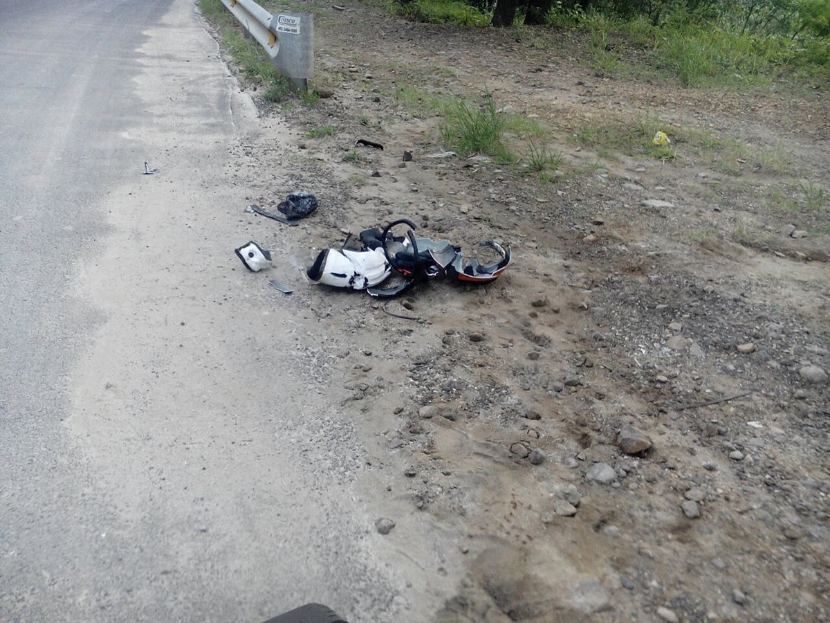 Restos de la motocicleta implicada en accidente. (Foto: municipalidad de Mixco)