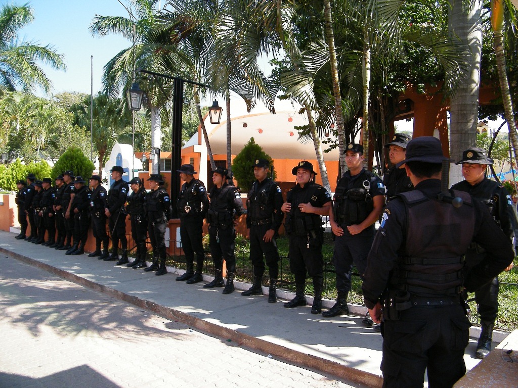Contingente de la PNC vigila acto de toma de posesión en Morazán, El Progreso. (Foto Prensa Libre: Héctor Contreras).