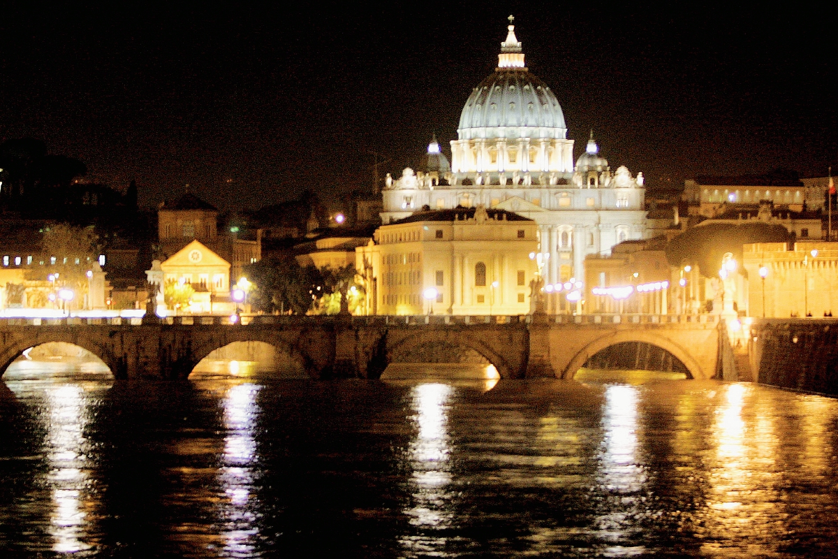 Una vista de la Basílica de San Pedro en el Vaticano, en el fondo, con las aguas del río Tíber, en Roma. (Foto Prensa Libre:AFP).