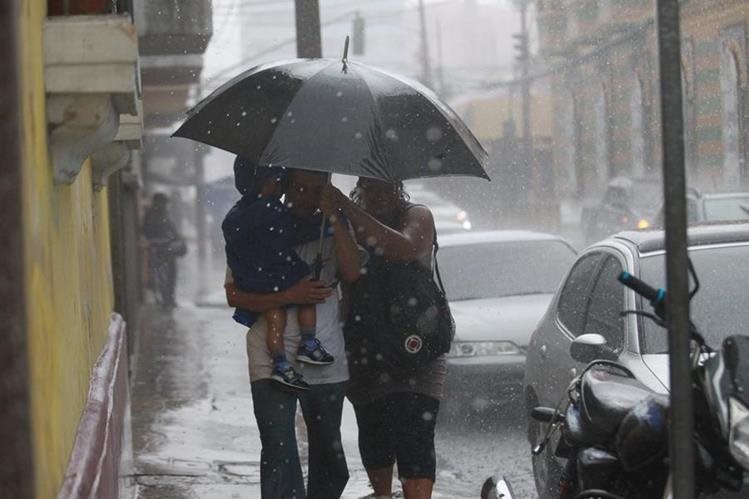 Tome en cuenta que ahora debe salir preparado con sombrilla y capa para proterse de la lluvia (Foto Prensa Libre: Hemeroteca PL).