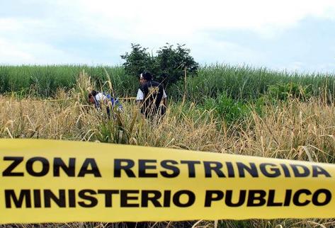 Fiscales y agentes policiales inspeccionan el lugar donde fue localizada la osamenta de una menor en Retalhuleu. (Foto Prensa Libre: Rolando Miranda)
