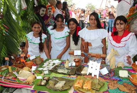 Estudiantes de turismo del Instituto Nacional de Educación Diversificada visten traje xinca y promocionan comida típica de Yumaytepeque.