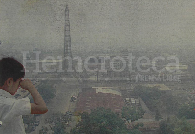 Vista de la Torre del Reformador y parte de la capital que se adivina entre la densa bruma que afectaba el territorio nacional el 20 de mayo de 1998. (Foto: Hemeroteca PL)
