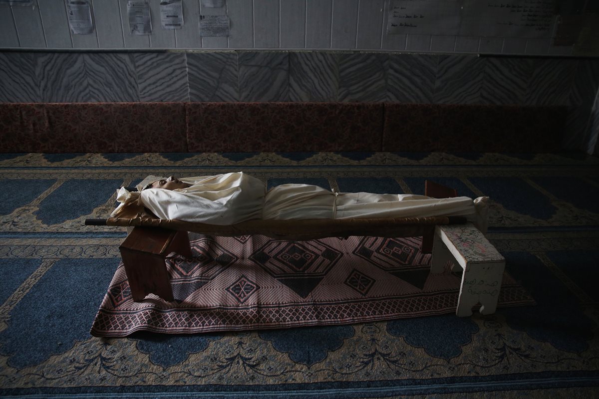 El cadáver de Abdulrahman, un joven sirio de 17 años, quien trabajó con un grupo de defensa civil y fue muerto por un ataque de mortero el miércoles. (Foto Prensa Libre: AFP).