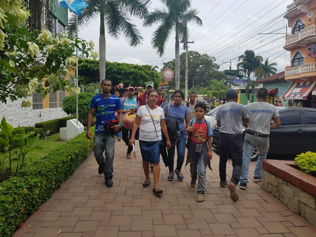 Decena de Migrantes hondureños llegan a Tecún Umán, San Marcos. (Foto Prensa Libre: Whitmer Barrera)