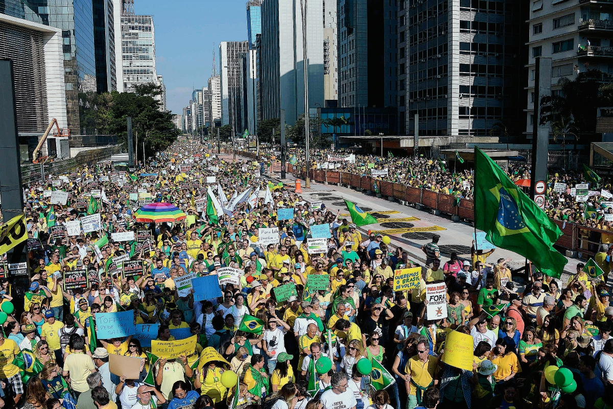 Miles de personas participan en una manifestación contra el Gobierno de la presidenta de Brasil Dilma Rousseff, en Sao Paulo  (Foto Prensa Libre:AFP)