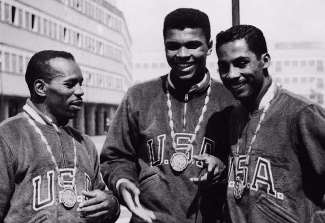 Eddie Crook, Cassius Clay (quien pasaría a llamarse Muhammad Ali) y Skeeter McClure con sus medallas de oro ganadas en Roma 1960. (Foto: Getty Images)