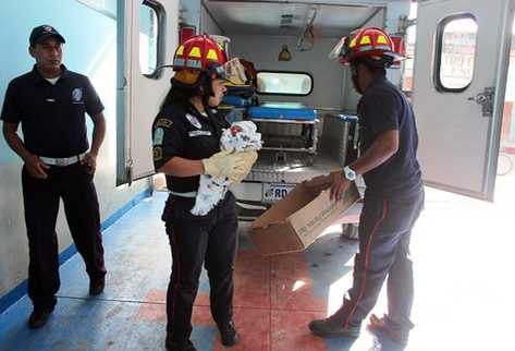Bomberos rescataron a una bebé de dos meses en una de las calles de Monjas. (Foto Prensa Libre: Hugo Oliva)