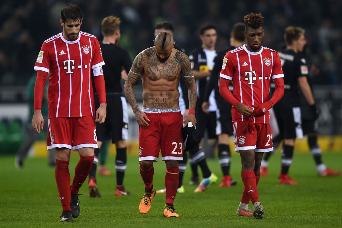 Arturo Vidal y compañía salen cabizbajos tras el revés del cuadro bávaro en Moenchengladbach. (Foto Prensa Libre: AFP)