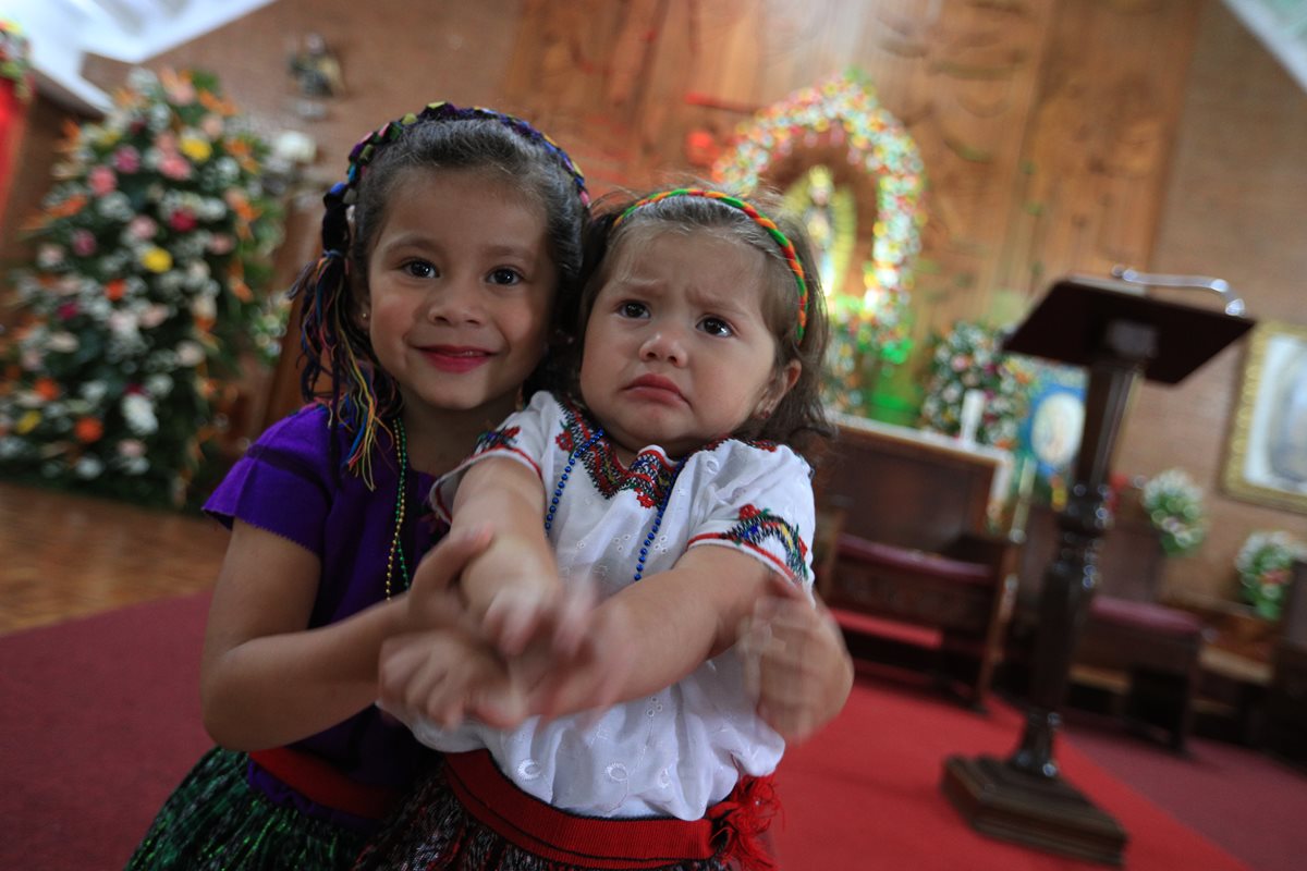 Dos niñas llevan la vestimenta indígena para celebrar el día de la Virgen de Guadalupe. (Foto Prensa Libre: Carlos Hernández)