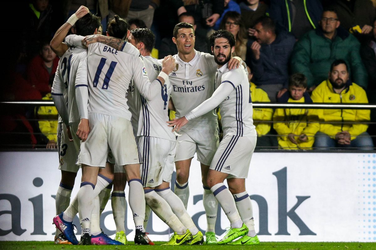 El Real Madrid, fiel a su estilo de remontadas, evitó que el Barcelona le arrebatara el liderato. (Foto Prensa Libre: AFP)