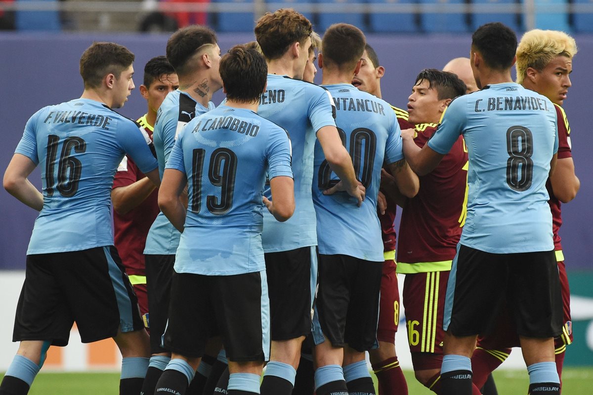 Durante el encuentro entre ambas selecciones en la semifinal los ánimos no eran los mejores. (Foto Prensa Libre: AFP)