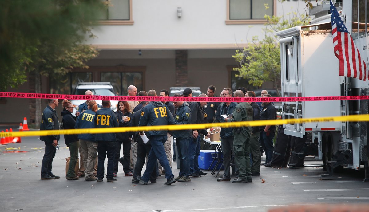 Agentes del FBI se reúnen en el exterior del bar Borderline en la localidad de Thousand Oaks, California, lugar de la matanza. (Foto Prensa Libre: EFE)