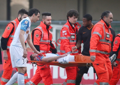 Matiello abandona el terreno de juego tras sufrir la horrorosa lesión. (Foto Prensa Libre:EFE)