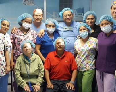 Practican  con éxito tres implantes con córneas del doctor Mejía