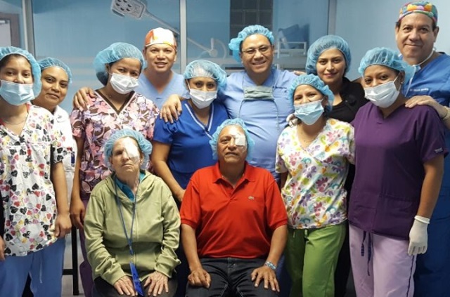 Practican  con éxito tres implantes con córneas del doctor Mejía