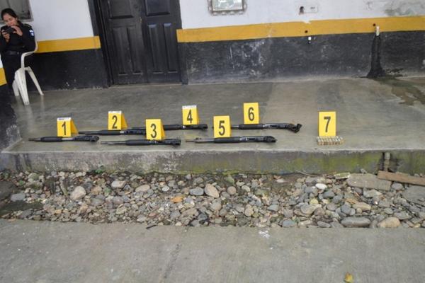 Armas y municiones le incautaron a un hombre, las cuales transportaba en un vehículo desde la capital hacia Puerto Barrios, Izabal. (Foto Prensa Libre: Julio Vargas)