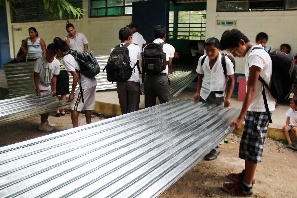Escuela de  aldea Gran Cañón fue beneficiada.