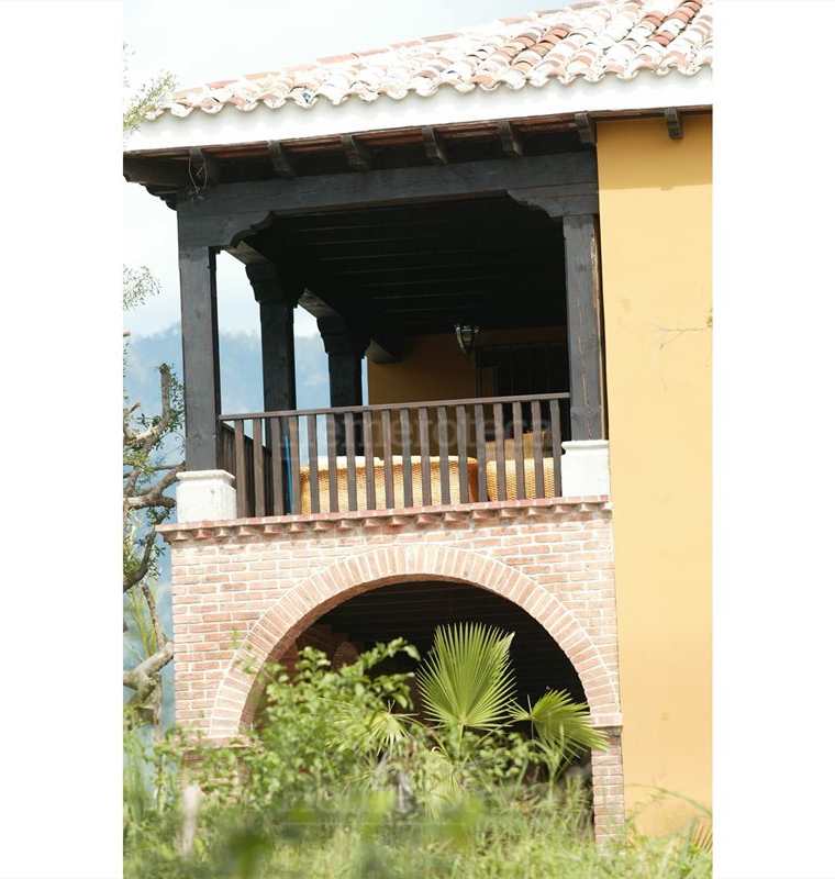 El largo balcón con arquería de madera le da elegancia a la residencia. (Foto: Hemeroteca PL)