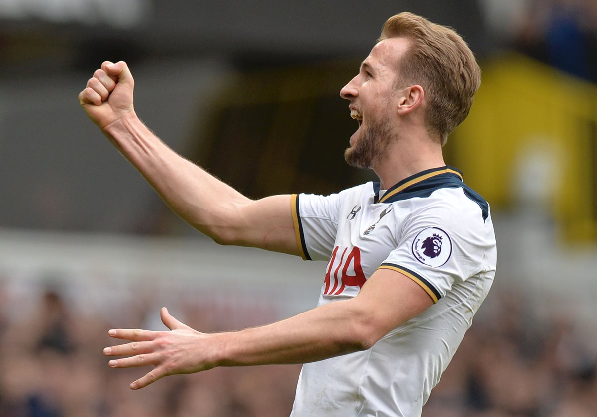 Harry Kane festeja una de sus tres anotaciones de este domingo. (Foto Prensa Libre: AFP)