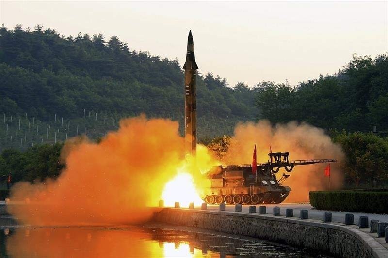 Fotografía facilitada por la agencia estatal norcoreana KCNA, que muestra el lanzamiento de un misil balístico. Foto Prensa Libre: EFE.