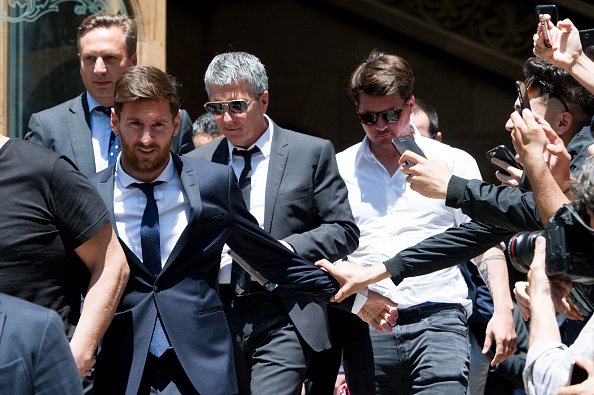 La Audiencia condenó la semana pasada a Messi y a su padre a 21 meses de cárcel. (Foto Prensa Libre: EFE).